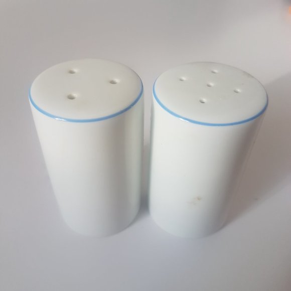 Vintage Walt Disney World Salt and Pepper Shakers with Cinderella’s Castle Japan - Picture 4 of 11